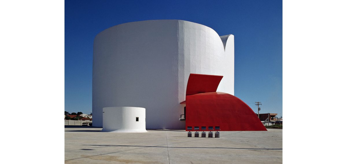 Fachada do Teatro Estadual de Araras, projetado por Oscar Niemeyer.